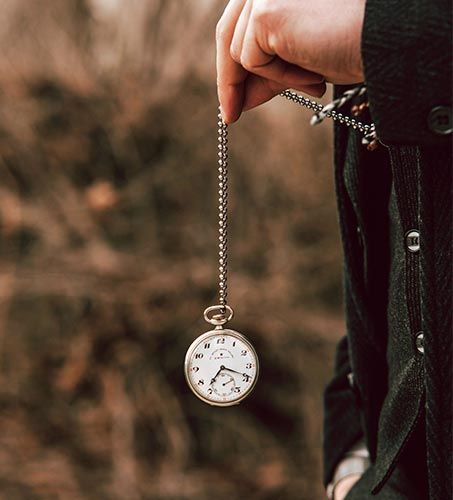 Orologio a pendolo in mano