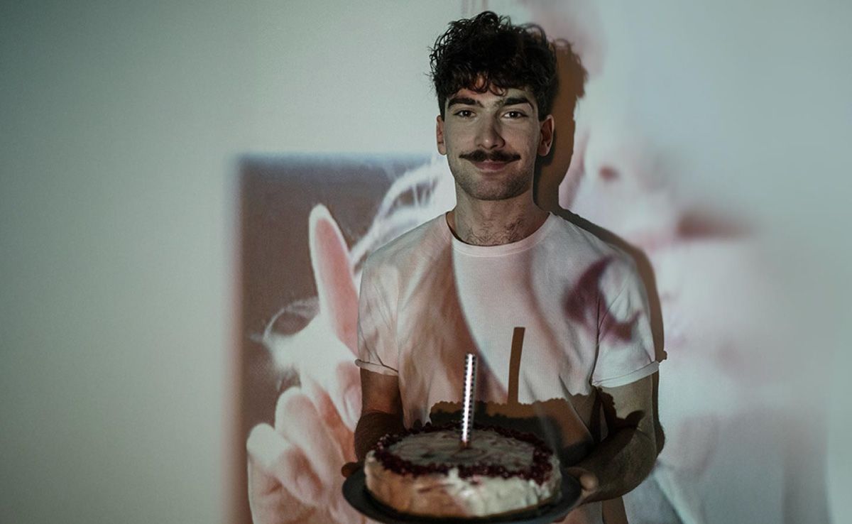 Ragazzo che regge una torta a sorpresa