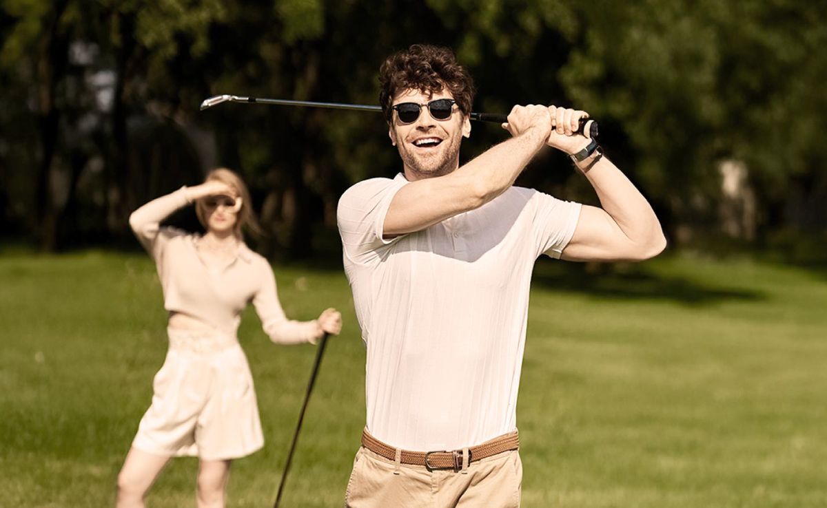 Due ragazzi che giocano a golf
