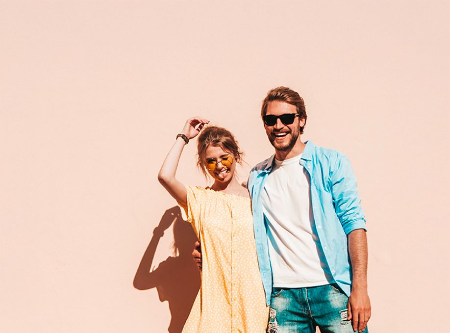 Ragazzi sorridenti su muro tinta unita