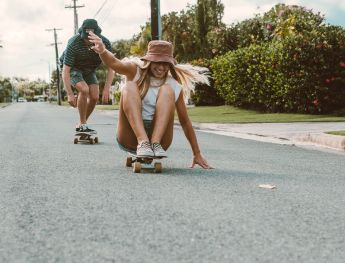 due ragazzi in skate liberi